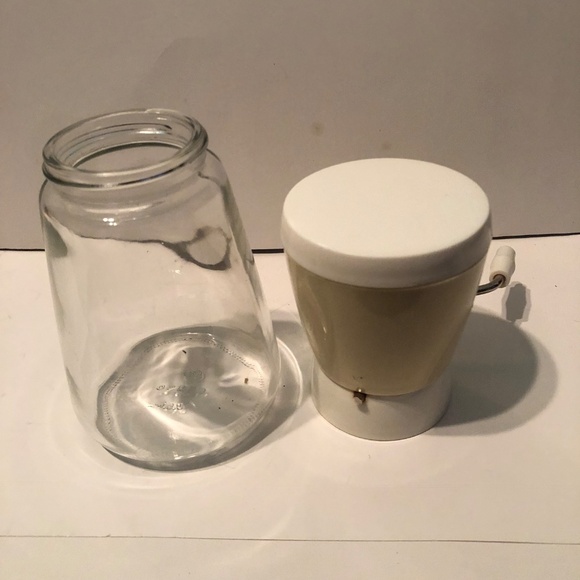 Retro Gemco nut grinder, comes with glass bottom, plastic grinder and lid. - Picture 3 of 8